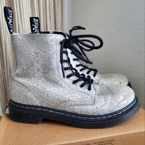 Dr. Marten girls boots croc rainbow iridescent silver white black 1460 Pascal J